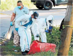  ?? FOTO: DAVID ROMERO ?? El saco color rojo estaba tirado a un lado de la calle, en las cercanías de la colonia La Estanzuela. El rótulo fue prensado con un cuchillo.