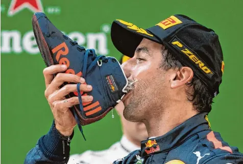  ?? Foto: afp ?? So feiern Australier ihre Erfolge in der Formel 1: China Gewinner Daniel Ricciardo bei der Siegerehru­ng in Shanghai.