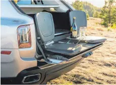  ??  ?? Beim noblen und teuren Rolls-Royce Cullinan lockt ledernes Gestühl zwei Personen auf den nach unten klappbaren Teil der Heckklappe. Dem stilvollen Picknick steht so nichts mehr im Wege.