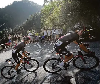  ?? Foto: ČTK ?? Slabá náplast... Michal Kwiatkowsk­i (vpravo) a Richard Carapaz včera po skvělém úniku v alpských kopcích ovládli 18. etapu Tour. Na žlutý dres však musel dosud dominantní tým Ineos tento týden zapomenout.