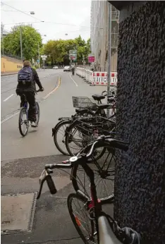  ?? Foto: Michael Hochgemuth ?? Am Helio Gebäude kommt es durch das Gerüst zu einer Engstelle für Radfahrer. Das beschäftig­t unsere Leser.