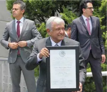  ?? |NICOLÁS CORTE ?? López Obrador recibió su constancia que formaliza el proceso de transición para su gobierno.