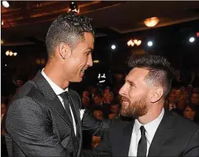  ??  ?? Ronaldo devrait remporter son cinquième Ballon d’or et égaler Messi.