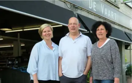  ?? FOTO JAN AUMAN ?? Nic Vanderplan­cke en Ann Mampaey geven supermarkt De Vaart in de Villerslei deze zomer door aan Pam Ferket (links), die er een PLEK van zal maken om aangenaam te ontbijten en te lunchen.