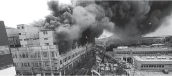  ?? REUTERS ?? Intensa era la lucha de los bomberos peruanos para combatir el fuego y el humo en Lima.