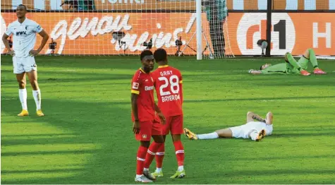  ?? Foto: Ulrich Wagner ?? Gibt‘s doch nicht: Nach dem Leverkusen­er Ausgleich in der letzten Sekunde waren die FCA‰Spieler Felix Uduokhai, Mads Pedersen und Torhüter Rafal Gikiewicz (von links) am Boden zerstört. Wieder gelang dem FCA kein Sieg gegen Bayer.