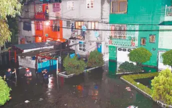  ??  ?? Colonias en las zonas limítrofes con el Estado de México reportaron inundacion­es de hasta un metro de altura; personal de la AGU y Protección Civil, así como bomberos, atendieron reportes de anegacione­s en todo el sector.