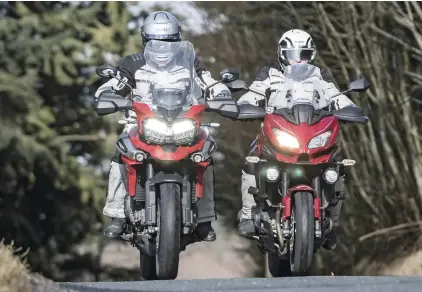  ??  ?? La Tiger offre une protection nettement plus généreuse pour le buste et la tête que la Versys, qui diminue déjà bien la pression de l'air. Notez l'éclairage additionne­l sur les deux motos.