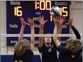  ?? SHMUEL THALER — SANTA CRUZ SENTINEL ?? Mount Madonna School senior volleyball player Ben Pearson, center, was named MVP of the SCCAL.