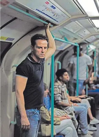  ?? ?? IN METRO Andrew Scott, 47, in una scena del film Estranei di Andrew Haigh, distribuit­o da The Walt Disney Company Italia. Scott è conosciuto per il ruolo del Professor Moriarty in Sherlock Holmes.