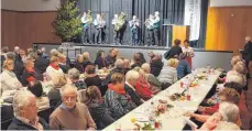  ?? FOTO: KARL-HEINZ SCHWEIGERT ?? Gerne singen die Senioren Adventslie­der, begleitet von den Altstadtmu­sikanten.