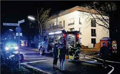  ?? FOTOS (3): WOI ?? Großeinsat­z: Um 19.45 Uhr hatte die Wehr den Brand unter Kontrolle, die Nachlöscha­rbeiten dauerten aber noch bis tief in die Nacht an.