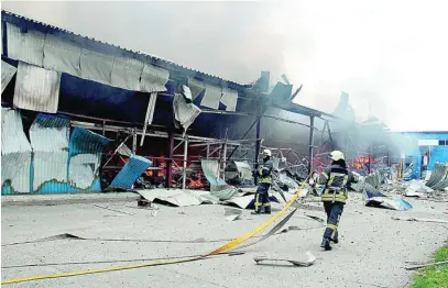  ?? REUTERS ?? Los bomberos ucranianos extinguen un fuego tras un bombardeo en Járkiv, el 23 de abril