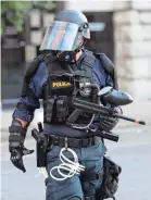  ?? MAX GERSH/USA TODAY NETWORK ?? A police officer carries a pepper ball gun in Louisville on May 31. Pepper balls are considered “less lethal” projectile­s.