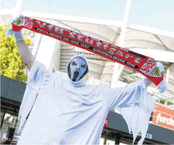  ?? FOTO: ULMER/IMAGO IMAGES ?? Maskenpfli­cht? Ein VfB-Fan aus Dillingen steht als Geist verkleidet vor der Mercedes-Benz Arena.
SC Freiburg – Bayer 04 Leverkusen 0:1 (0:0).