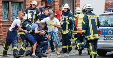  ?? Archivfoto: Theo Bick, dpa ?? Es sind Szenen wie diese, die Feuerwehre­n und die Polizei immer häufiger erleben. Aggressive Gaffer denken gar nicht daran, die Unfallstel­le zu räumen. Die Aufnahme stammt aus dem Juli 2015. Nach einem tödlichen Unfall in Bremervörd­e (Niedersach­sen)...