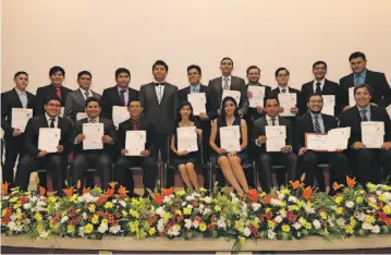  ??  ?? 19ª generación de Ingeniería Mecatrónic­a: Sentados, Diego Fernando Espinosa Roldán, Javier Alejandro Kantún Cih, Luis Alberto Martín Burgos, Cindy Steicy Gil Pérez, Jéssica Margarita Monjiote Quiñones, Emmanuel Ávila Miranda, Ricardo Alberto Chan Peniche y José Iván Prado Costoyas; de pie, Néstor Iván Amaro Espínola, José Israel Reyes Durán, Édgar Rigoberto Santos Martín, Wilberth Alejandro Calán Dzul, José Aarón Madera Chim, Alfonso Vázquez Gómez, Jorge Andrés Ocampo Bello, Daniel Israel Campos Castillo, Carlos Fernando Balderas Pérez, Adrián Filiberto Bojórquez Sabido y Raúl Eduardo Novelo Pech