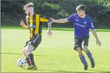  ?? ?? Woolton Hill’s Archie Dyson tracks an opponent
Ref: 40-2121B