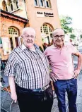  ??  ?? Klaus Unterwaini­g und Jürgen Flohr bewirten den alten Bahnhof.