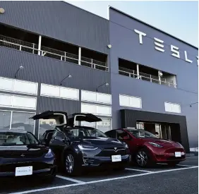  ?? The Yomiuri Shimbun ?? Tesla EVs are seen at the firm’s new sales outlet in Inage Ward, Chiba.