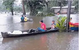  ?? CORTESÍA CNE ?? Las inundacion­es y los suelos destruidos no permiten que las ayudas lleguen a tiempo a Talamanca, algunas han llegado en bote.