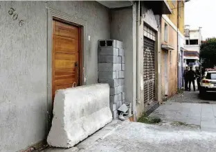  ?? Rivaldo Gomes/Folhapress ?? Casa noturna com bloco de concreto na entrada, colocado pela prefeitura; operação da regional fechou 15 estabeleci­mentos por problemas de alvará