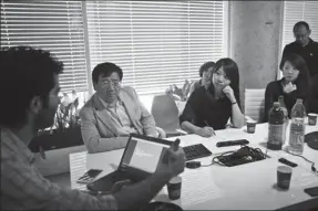  ?? REUTERS ?? Members of a Chinese business delegation attend a presentati­on by Israeli high-tech firm ironSource’s CEO Tomer Bar Zeev (L) at the company’s office in Tel Aviv in this file photo.