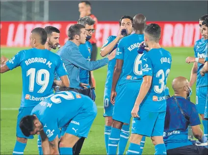  ?? FOTO: EFE ?? Albert Celades da indicacion­es a su jugadores durante una de las pausas de hidratació­n del último partido ante el Real Madrid
