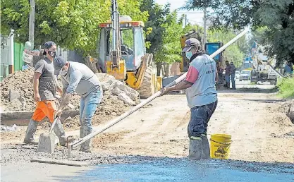  ?? ?? Cemento. También instalan nuevos desagües para que no se inunden las calles que antes eran de tierra.