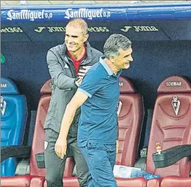  ?? FOTO: JUAN ECHEVERRÍA ?? Buen rollo
Garitano y Mendilibar se saludan antes de empezar el partido