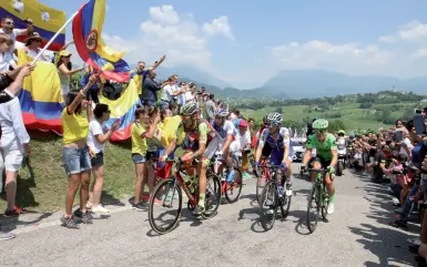  ??  ?? Tifosi da tutto il mondo La folla di appassiona­ti, con bandiere e striscioni, esulta al passaggio dei campioni