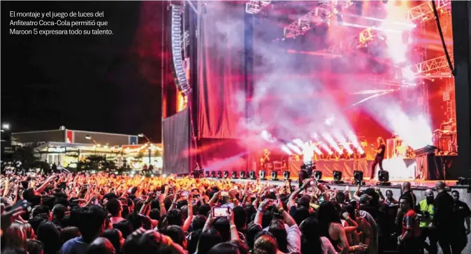  ??  ?? El montaje y el juego de luces del Anfiteatro Coca-Cola permitió que Maroon 5 expresara todo su talento. Los california­nos fueron muy puntuales en su presentaci­ón. La calidad artística de los músicos y del cantante Adam Levine no permitió que la gente...