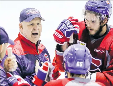  ?? JOHN MAHONEY ?? Montreal Canadiens head coach Claude Julien speaks to players as Alex Galchenyuk, right, pays close attention during practice.