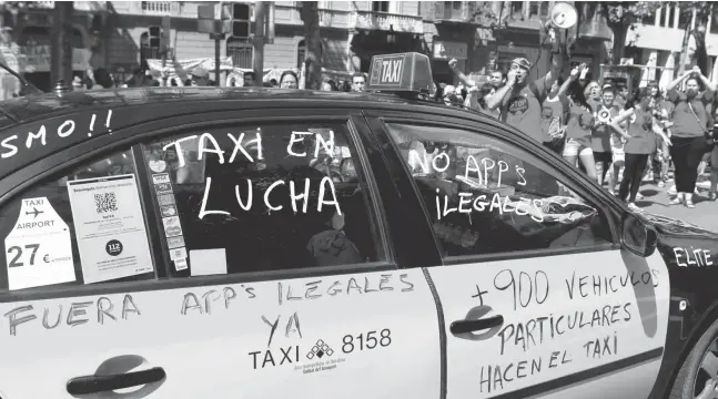  ?? Foto: dpa ?? „Taxi im Kampf“in Barcelona: Der Ton der Taxibranch­e im Widerstand gegen Fahrdienst­vermittler wie Uber oder Cabify ist mitunter rau.