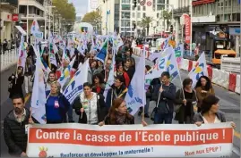  ?? (Photo Frank Muller) ?? Après avoir défilé à Toulon, de la place Liberté jusqu’à Noël-Blache, les manifestan­ts se sont dirigés vers l’Inspection académique où une délégation devait être reçue par un représenta­nt de la direction académique.