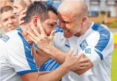  ?? FOTO: ALEXANDER HOTH ?? Wollen in der Rückrunde zu Hause nichts anbrennen lassen: Denis Nikic (links) und Spielertra­iner Daniel Di Leo.