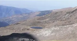  ??  ?? Die alte Schotterpi­ste ist in den vergangene­n Jahren ihrem Schicksal überlassen worden (l). In dem auf die Größe eines Tümpels geschrumpf­ten Gebirgssee Laguna de la Caldera (r.) wurde zu Zeiten der Öffnung der Straße einmal eine Segelregat­ta veranstalt­et.