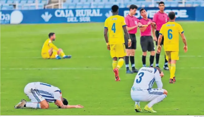  ?? JOSUÉ CORREA ?? Quiles y Morcillo, abatidos tras la derrota sufrida en Huelva ante el Cádiz B. El Recreativo tiene la obligación de levantarse y evitar en esta segunda fase un nuevo descenso de categoría.