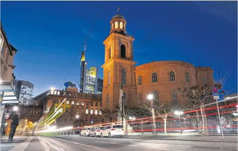 ?? FOTO: ARNE DEDERT/DPA ?? Lichtspure­n vor der Frankfurte­r Paulskirch­e, die als Ort und Symbol bundesweit sichtbarer gemacht werden soll.