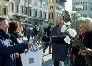  ??  ?? L’iniziativa antifascis­ta del Pd in piazza Santa Maria Novella a Firenze: in tutti i presidi sono stati distribuit­i fiori bianchi, simbolo dei partigiani Sotto, l’iniziativa di Empoli con i sindaci con la fascia tricolore, e il flash mob a Prato