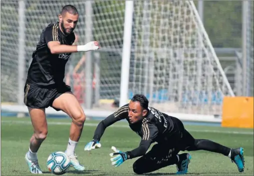  ??  ?? SIGUE AQUÍ. Keylor comunicó el miércoles a sus compañeros que se va del Madrid, pero ayer tuvo que acudir a Valdebebas a entrenarse.