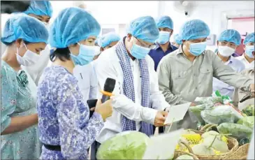  ?? FB ?? Agricultur­e minister Dith Tina inspects organic vegetables in Kandal province on November 21.
