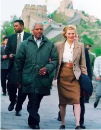  ??  ?? Kofi Annan with his wife Nane as they tour the Great Wall of China.