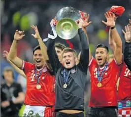  ?? ?? Kroos levanta la Champions que conquistó con el Bayern en 2013.