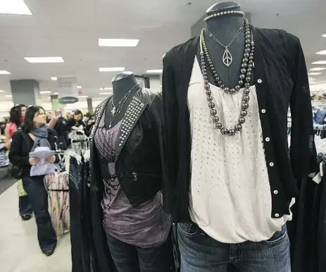  ?? MArIO TAmA / GeTTy ImAGeS ?? Shoppers at a Nordstrom Rack store in New York City. The 32,000-square-foot basement discount store inManhatta­n’s Union Square is Nordstrom’s first store in New York City.