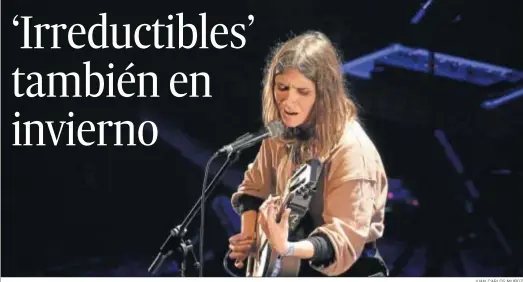  ?? JUAN CARLOS MUÑOZ ?? Carmen Boza, maravillos­a sobre las tablas del Teatro Central sin más apoyo que su guitarra acústica.