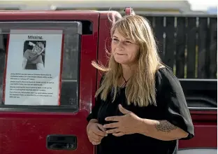  ?? RICKY WILSON/STUFF ?? Kay Johnstone, mother of missing Marlboroug­h woman Jessica Boyce, with the red family ute Boyce took and drove to Lake Chalice. A missing person poster is displayed in the ute’s window.