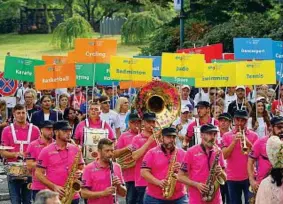  ??  ?? La parata Ieri gli atleti degli European Master Games hanno invaso il centro città