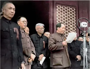  ??  ?? Photo ci-dessus :
Le 1er octobre 1949,
Mao Zedong, alors président du Parti communiste chinois, proclame, depuis le balcon de la Cité interdite de Pékin, la fondation de la République populaire de Chine. Il restera à la tête du pays et du Parti jusqu’à sa mort, en 1976. (© Orihara1)