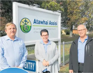  ?? Photos / Belinda Feek ?? From left, Tamahere Eventide Trust general managers David McGeorge and Em Robinson, and trust CEO Louis Fick at Atawhai. Below: Motorhomes were brought onsite for staff accommodat­ion.